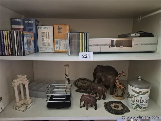 Inhoud van de kast volgens de foto's - afbeelding 1 van  4
