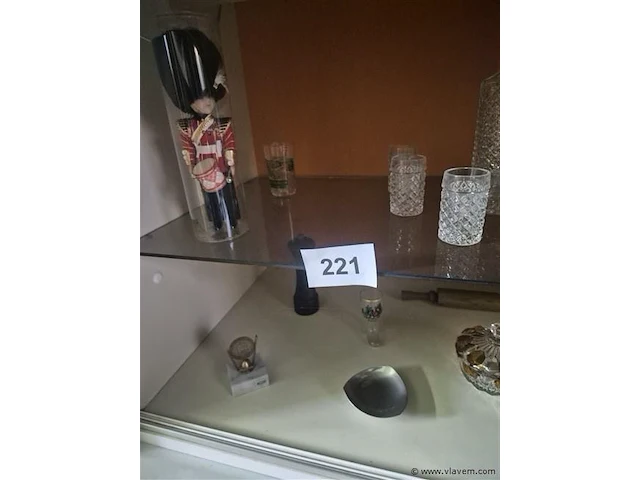 Inhoud van de kast volgens de foto's - afbeelding 4 van  4