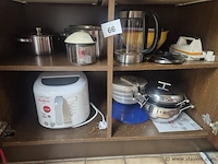 Inhoud van de keukenkasten beneden volgens foto's - afbeelding 1 van  9