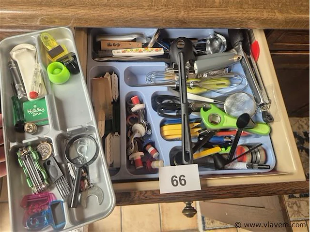 Inhoud van de keukenkasten beneden volgens foto's - afbeelding 3 van  9