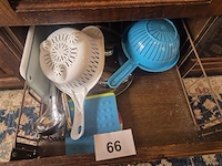 Inhoud van de keukenkasten beneden volgens foto's - afbeelding 7 van  9