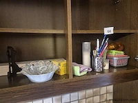 Inhoud van de keukenkasten boven volgens foto's - afbeelding 5 van  8