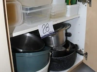 Inhoud van de keukenkasten wo. potten, bestek, borden, enz - afbeelding 1 van  3