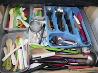 Inhoud van de keukenkasten wo. potten, bestek, borden, enz - afbeelding 2 van  3