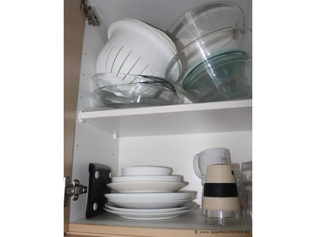 Inhoud van de keukenkasten wo. potten, bestek, borden, enz - afbeelding 3 van  3