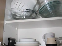 Inhoud van de keukenkasten wo. potten, bestek, borden, enz - afbeelding 3 van  3