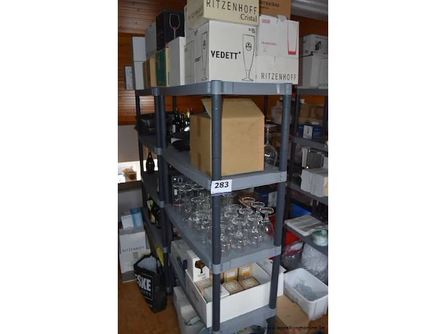 Inhoud van de rekken wo. glaswerk (staande op 1e verdieping) - afbeelding 1 van  4