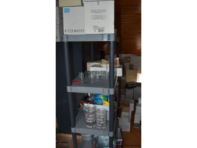 Inhoud van de rekken wo. glaswerk (staande op 1e verdieping) - afbeelding 2 van  4