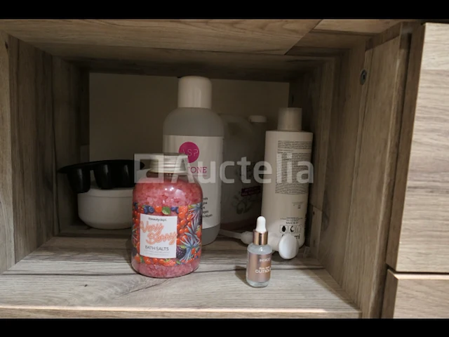 Inhoud van de ruimte, apparatuur, lichaamsverzorging en meubilair - afbeelding 4 van  23