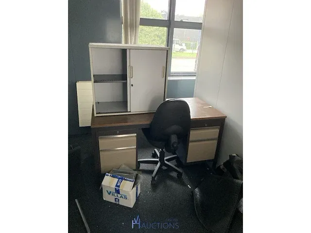 Inhoud van de ruimte waaronder bureau en 2 kasten - afbeelding 1 van  6