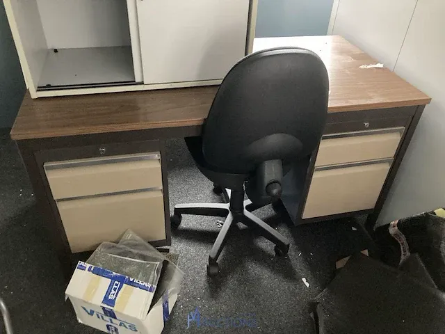 Inhoud van de ruimte waaronder bureau en 2 kasten - afbeelding 2 van  6