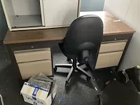 Inhoud van de ruimte waaronder bureau en 2 kasten - afbeelding 2 van  6