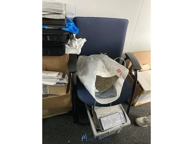 Inhoud van de ruimte waaronder bureau en 2 kasten - afbeelding 6 van  6