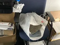 Inhoud van de ruimte waaronder bureau en 2 kasten - afbeelding 6 van  6