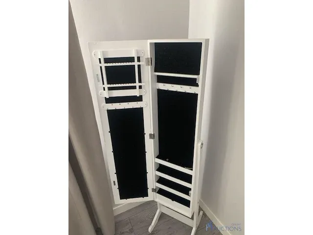 Inhoud van deze kinderkamer - afbeelding 5 van  11