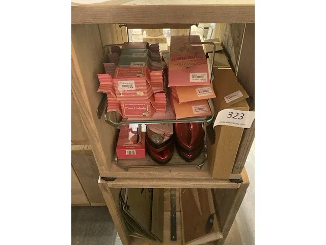Inhoud van dit opbergmeubeltje - afbeelding 1 van  4