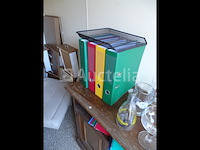 Inhoud van een doos (zie detail) - afbeelding 5 van  19