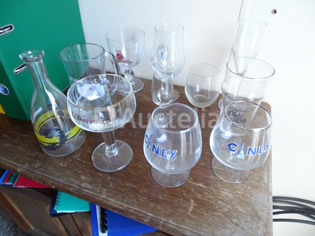 Inhoud van een doos (zie detail) - afbeelding 9 van  19