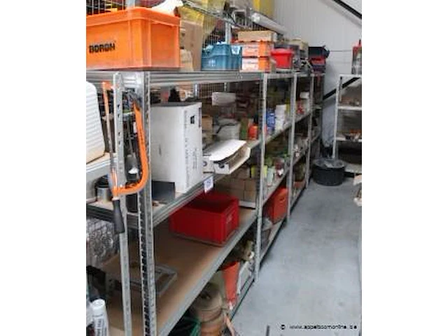 Inhoud van het rek wo. diverse montagemateriaal - afbeelding 1 van  10
