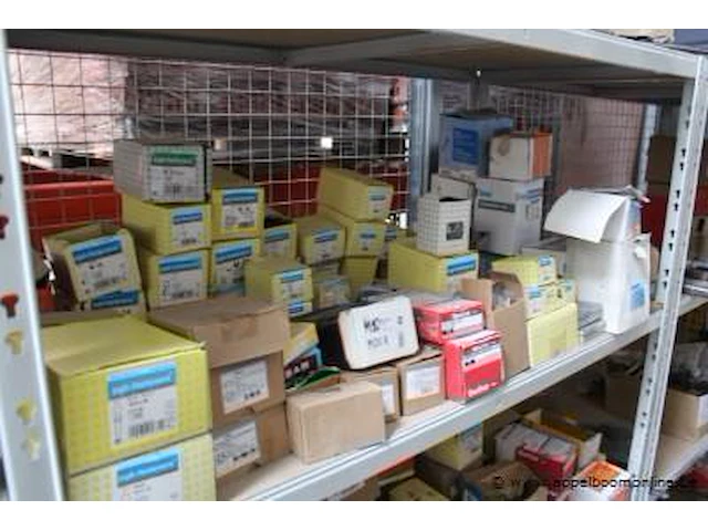 Inhoud van het rek wo. diverse montagemateriaal - afbeelding 8 van  10