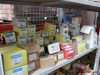Inhoud van het rek wo. diverse montagemateriaal - afbeelding 8 van  10