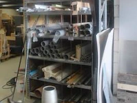Inhoud van het rek wo. diverse pvc buizen, profielen, enz - afbeelding 1 van  4