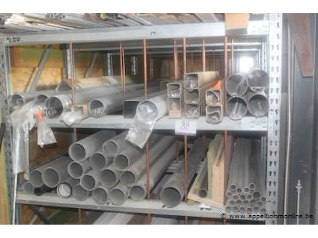 Inhoud van het rek wo. diverse pvc buizen, profielen, enz - afbeelding 2 van  4
