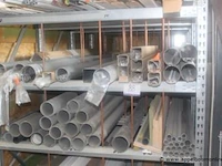Inhoud van het rek wo. diverse pvc buizen, profielen, enz - afbeelding 2 van  4