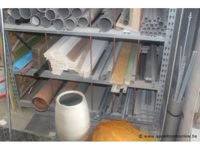 Inhoud van het rek wo. diverse pvc buizen, profielen, enz - afbeelding 3 van  4