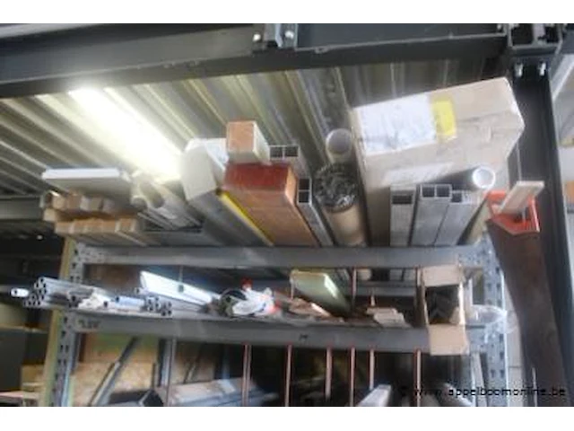 Inhoud van het rek wo. diverse pvc buizen, profielen, enz - afbeelding 4 van  4