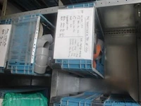 Inhoud van het rek wo diverse pvc koppelstukken enz. - afbeelding 2 van  3