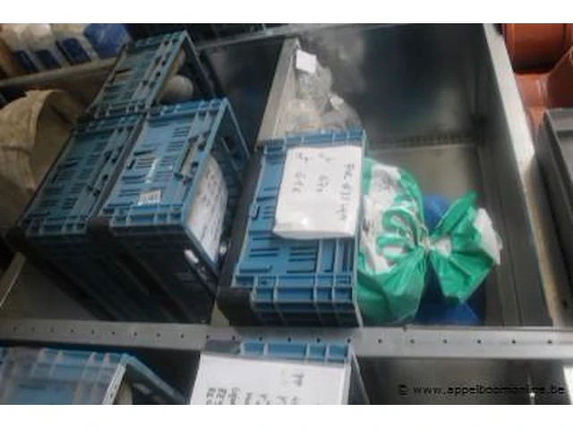 Inhoud van het rek wo diverse pvc koppelstukken enz. - afbeelding 3 van  3