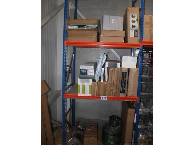 Inhoud van het rek wo. diverse vuurkorven, wandschabben, waterdarmen, etc - afbeelding 1 van  3