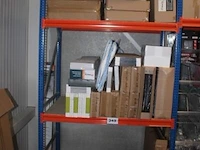 Inhoud van het rek wo. diverse vuurkorven, wandschabben, waterdarmen, etc - afbeelding 1 van  3