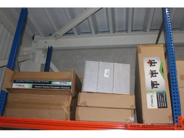 Inhoud van het rek wo. diverse vuurkorven, wandschabben, waterdarmen, etc - afbeelding 2 van  3