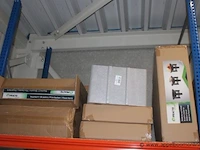 Inhoud van het rek wo. diverse vuurkorven, wandschabben, waterdarmen, etc - afbeelding 2 van  3