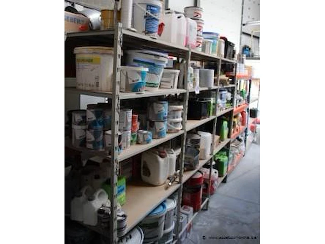 Inhoud van het rek wo. verven, cleaners, etc - afbeelding 1 van  8