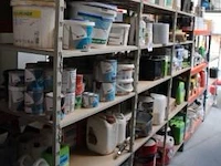 Inhoud van het rek wo. verven, cleaners, etc - afbeelding 1 van  8