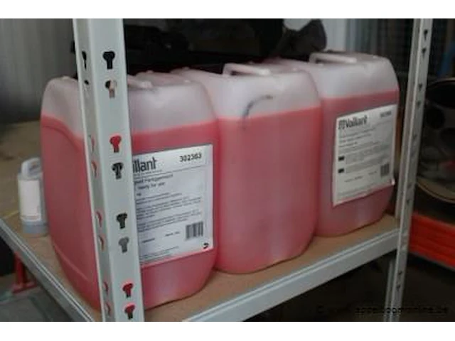 Inhoud van het rek wo. verven, cleaners, etc - afbeelding 4 van  8