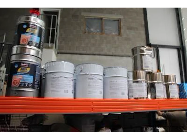 Inhoud van het rek wo. verven, cleaners, etc - afbeelding 7 van  8