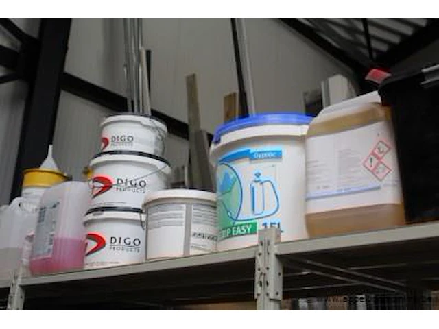 Inhoud van het rek wo. verven, cleaners, etc - afbeelding 8 van  8
