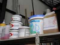 Inhoud van het rek wo. verven, cleaners, etc - afbeelding 8 van  8