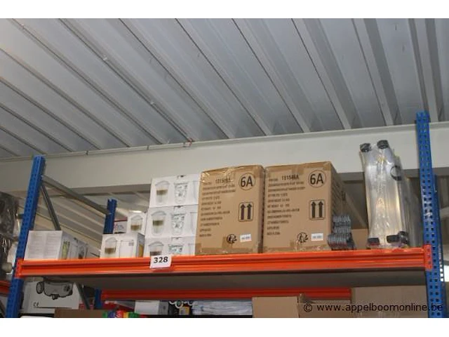 Inhoud van het schab wo. kleerhangers, glazen, etc - afbeelding 1 van  3