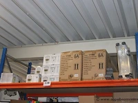 Inhoud van het schab wo. kleerhangers, glazen, etc - afbeelding 1 van  3