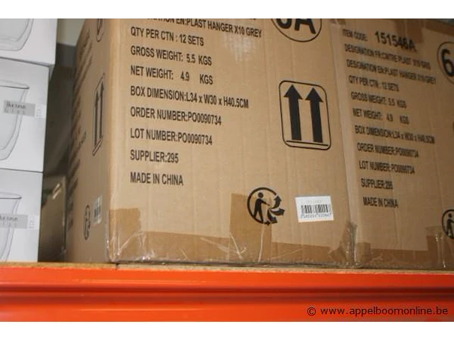 Inhoud van het schab wo. kleerhangers, glazen, etc - afbeelding 3 van  3