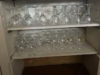 Inhoud van het toogmeubel waaronder diverse glazen, opdienplateau's, enz - afbeelding 10 van  16