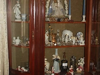Inhoud vitrine: heilige onder stolp, 15 porseleinen sierstukken, 12 kristallen sierstukken, 10 diverse sierstukken - afbeelding 1 van  9
