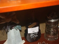 Inhoud vitrine: heilige onder stolp, 15 porseleinen sierstukken, 12 kristallen sierstukken, 10 diverse sierstukken - afbeelding 2 van  9