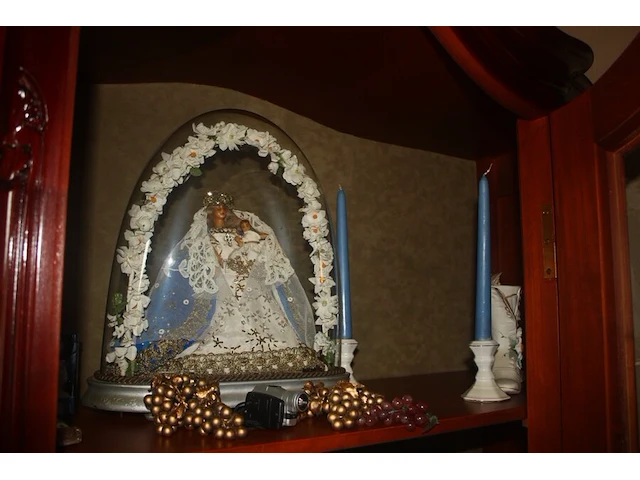 Inhoud vitrine: heilige onder stolp, 15 porseleinen sierstukken, 12 kristallen sierstukken, 10 diverse sierstukken - afbeelding 4 van  9