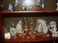 Inhoud vitrine: heilige onder stolp, 15 porseleinen sierstukken, 12 kristallen sierstukken, 10 diverse sierstukken - afbeelding 5 van  9
